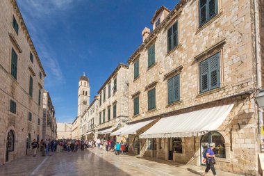 Dubrovnik, Hırvatistan - 24 Eylül 2017: Dubrovnik eski kentinde sokak. Şehir aşırı kalabalık nedeniyle yolcu gemisi sayısını sınırlandırmayı düşünüyor..