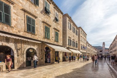 Dubrovnik, Hırvatistan - 24 Eylül 2017: Dubrovnik eski kentinde sokak. Şehir aşırı kalabalık nedeniyle yolcu gemisi sayısını sınırlandırmayı düşünüyor..