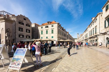 Dubrovnik, Hırvatistan - 24 Eylül 2017: Dubrovnik eski kentinde sokak. Şehir aşırı kalabalık nedeniyle yolcu gemisi sayısını sınırlandırmayı düşünüyor..