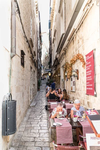 Dubrovnik Croacia Septiembre 2017 Gente Comiendo Restaurante Una Calle Estrecha —  Fotos de Stock