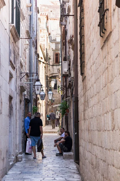 Dubrovnik Kroatien September 2017 Männer Sitzen Und Reden Einer Engen — Stockfoto