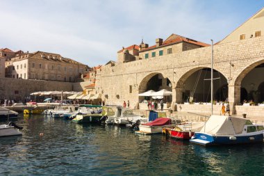 Dubrovnik, Hırvatistan - 24 Eylül 2017: Dubrovnik eski kasaba limanı. Şehir aşırı kalabalık nedeniyle yolcu gemisi sayısını sınırlandırmayı düşünüyor..