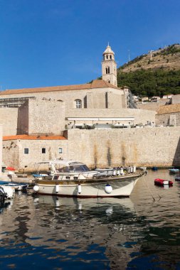 Dubrovnik, Hırvatistan - 24 Eylül 2017: Dubrovnik eski kasaba limanı. Şehir aşırı kalabalık nedeniyle yolcu gemisi sayısını sınırlandırmayı düşünüyor..
