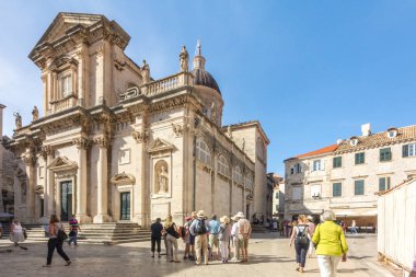 Dubrovnik, Hırvatistan - 24 Eylül 2017: Dubrovnik Katedrali dışındaki turistler. Şehir aşırı kalabalık nedeniyle yolcu gemisi sayısını sınırlandırmayı düşünüyor..