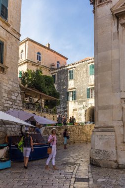 Dubrovnik, Hırvatistan - 24 Eylül 2017: Eski Dubrovnik 'te turist gezisi. Şehir aşırı kalabalık nedeniyle yolcu gemisi sayısını sınırlandırmayı düşünüyor..