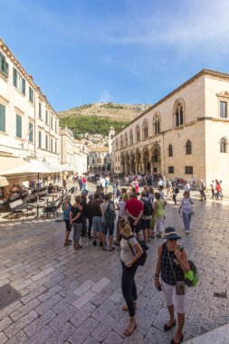 Dubrovnik, Hırvatistan - 24 Eylül 2017: Eski Dubrovnik 'te turist gezisi. Şehir aşırı kalabalık nedeniyle yolcu gemisi sayısını sınırlandırmayı düşünüyor..