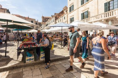 Dubrovnik, Hırvatistan - 24 Eylül 2017: Eski Dubrovnik 'te pazarda turistler. Şehir aşırı kalabalık nedeniyle yolcu gemisi sayısını sınırlandırmayı düşünüyor..