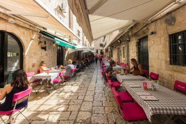 Dubrovnik, Hırvatistan - 24 Eylül 2017: Eski Dubrovnik sokak restoranı. Şehir aşırı kalabalık nedeniyle yolcu gemisi sayısını sınırlandırmayı düşünüyor..