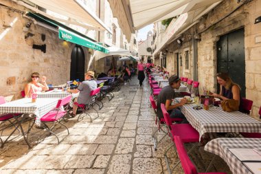 Dubrovnik, Hırvatistan - 24 Eylül 2017: Eski Dubrovnik sokak restoranı. Şehir aşırı kalabalık nedeniyle yolcu gemisi sayısını sınırlandırmayı düşünüyor..