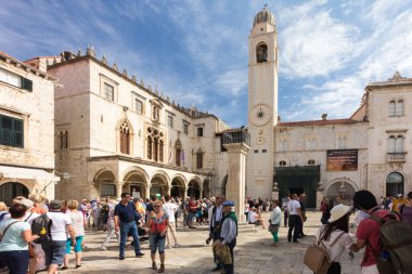 Dubrovnik, Hırvatistan - 24 Eylül 2017: Sponza Sarayı ve saat kulesi dışındaki turistler, Old Dubrovnik. Şehir aşırı kalabalık nedeniyle yolcu gemisi sayısını sınırlandırmayı düşünüyor..