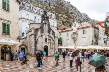 Kotor, Karadağ - 25 Eylül 2017: Saint Luke Kilisesi. Birçok turist yolcu gemisiyle gelir..