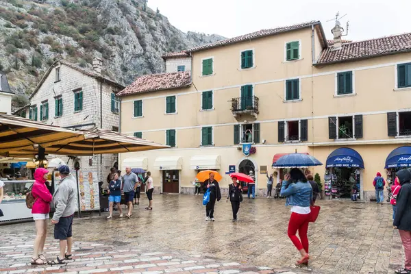 Kotor Monténégro Septembre 2017 Touristes Avec Parasols Sous Pluie Beaucoup — Photo