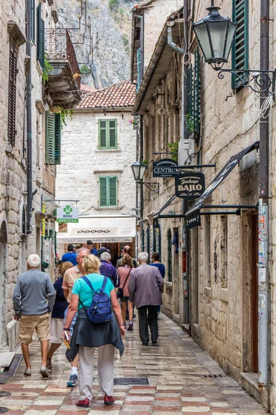 Kotor Montenegro Septiembre 2017 Turistas Pequeña Calle Comercial Muchos Turistas —  Fotos de Stock