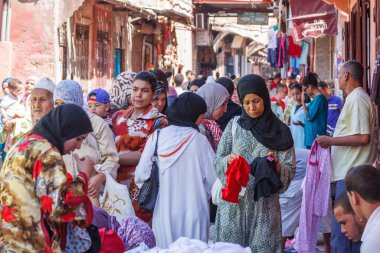 Marakeş, Fas - 8 Eylül 2010: işlek bir sokak pazarındaki insanlar. Sokak pazarları her gün düzenleniyor /