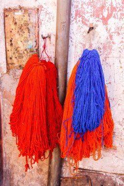 Marakeş, Fas 'ta boyalı yünler kurumak üzere asılıyor.