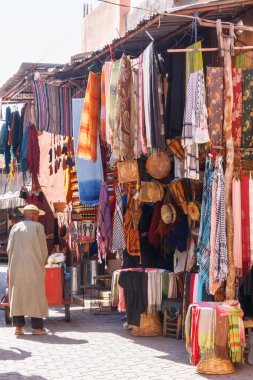 Marakeş, Fas - 8 Eylül 2010: Çarşıda erkek alışverişi. Çarşıda yüzlerce dükkan var..