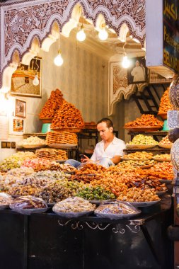 Marakeş, Fas - 8 Eylül 2010: Çarşıda tatlı hamur işleri satan dükkan. Çarşıda yüzlerce dükkan var..