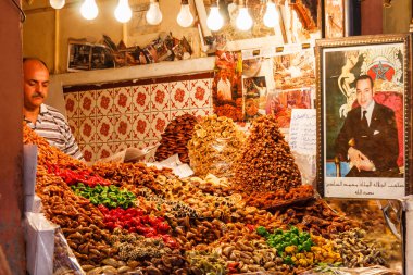 Marakeş, Fas - 8 Eylül 2010: Çarşıda tatlı hamur işleri satan dükkan. Çarşıda yüzlerce dükkan var..