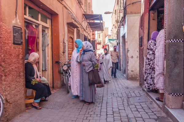 Marakeş, Fas - 8 Eylül 2010: Kadın elbise alışverişi. Uzun elbiseler normal.