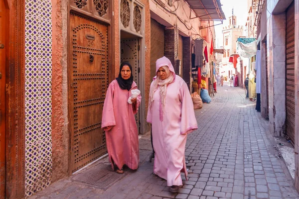 Marrakesch Marokko September 2010 Frauen Gehen Eine Typische Straße Entlang — Stockfoto