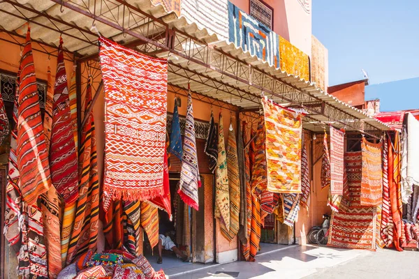 Alfombras Colgando Fuera Una Tienda Marrakech Marruecos —  Fotos de Stock