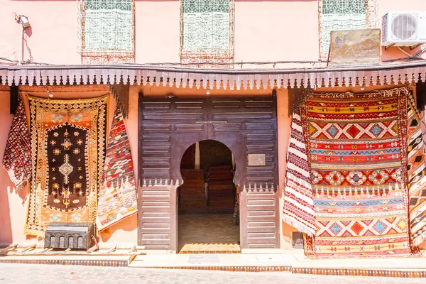Tapijten Die Buiten Een Winkel Hangen Marrakech Marokko — Stockfoto
