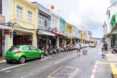 Phuket, Tayland - 5 Eylül 2017: Bir kadın Thalang Yolu 'nda bir araba sürüyor. Burası eski kasaba..