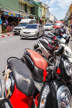 Phuket, Tayland - 5 Eylül 2017 Thalang Yolu 'na parketmiş motosikletler. Burası eski kasaba..