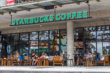Phuket, Tayland-6 Ocak 2017 Starbucks Kahve Kafesi, Patong Plajı. Phuket 'te birkaç şube var..