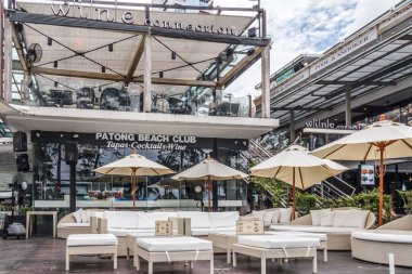 Patong Sahili, Tayland - 6 Ocak 2017: ana sahil yolundaki kafeler, barlar ve restoranlar. Phuket ünlü bir tatil beldesidir..