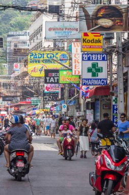 Phuket, Tayland - 13 Şubat 2017: Patong Sahili 'nde tipik set sahnesi. Dünyanın her yerinden turistler buraya gelir..