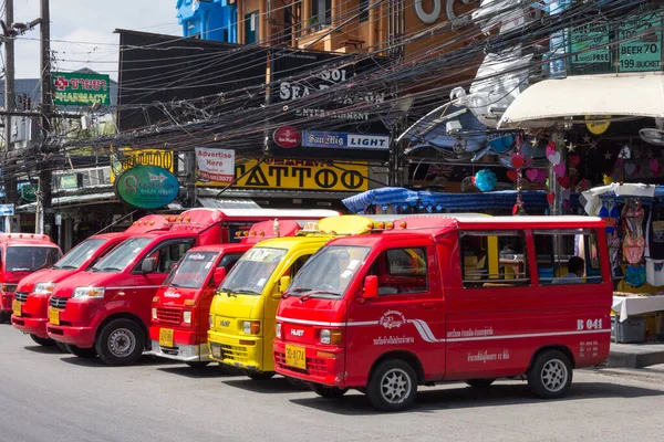 Phuket Tajlandia Lutego 2017 Tuk Tuki Czekają Kolejce Biznes Bangla — Zdjęcie stockowe