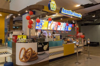 Phuket, Tayland - 17 Şubat 2017: Anne teyzenin kraker ve içecek standı Central Festival alışveriş merkezinde. Yiyecek ve içecek dükkanları birçok insanı alışveriş merkezine çeker..