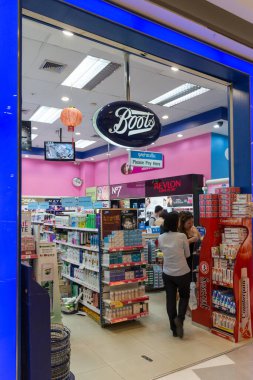 Phuket, Tayland - 17 Şubat 2017: Boots kimyager, Central Festival alışveriş merkezi. Boots, Tayland 'da çok popüler bir mağaza oldu..