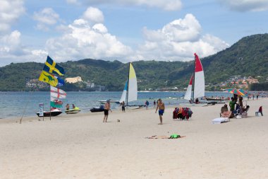 Phuket, Tayland - 17 Şubat 2017: Patong plajındaki su sporları faaliyetleri, turistler su sporlarının pek çok farklı türünden yararlanabilirler.