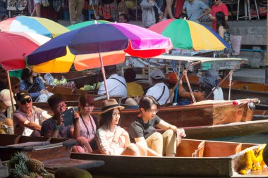 Damnoen Saduak, Tayland - 4 Mart 2014: Kanaldaki Asyalı turistler. Kasaba yüzen pazarı ile ünlüdür..