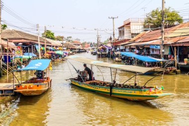 Amphawa, Tayland - 4 Mart 2017: nehirdeki gezi tekneleri. Birçok turist yüzen pazarı ziyaret ediyor.