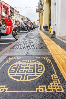 Phuket, Tayland - 11 Nisan 2017: süslü Çin tasarımlı yeni kaldırımlar. Eski şehrin pek çok bölümü yenileniyor..