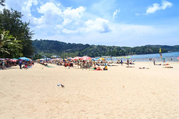 Phuket Tajlandia Lutego 2017 Plaża Patong Słoneczny Dzień Jest Phukets — Zdjęcie stockowe