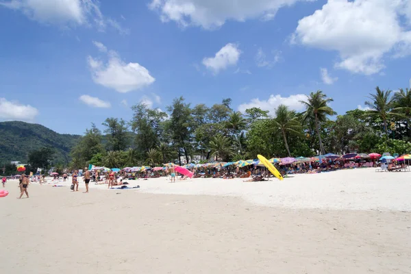 Phuket Tailandia Febrero 2017 Turistas Bajo Sombrillas Playa Patong Playa —  Fotos de Stock