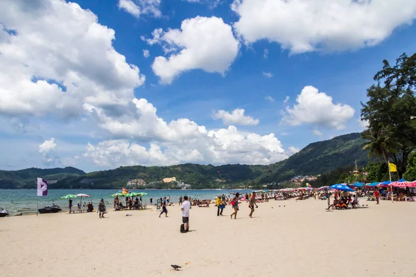 Phuket Tailândia Fevereiro 2017 Praia Patong Dia Ensolarado Esta Praia — Fotografia de Stock