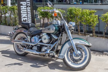 Patong Plajı, Tayland-15 Nisan 2017: Harley Davidson Softail motosikleti. Tayland 'da böyle bir sürü bisiklet var..
