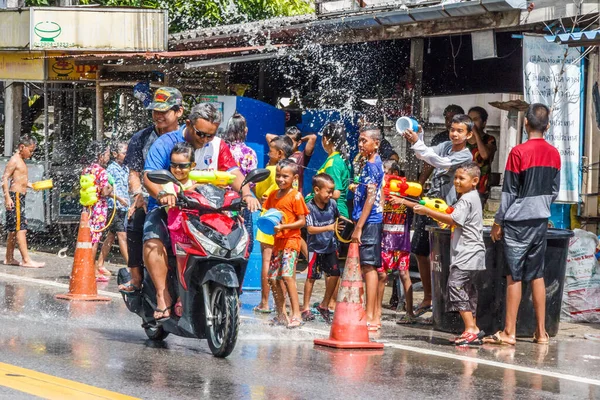 プーケット2017年4月13日 ソンクラーンの参加者がびっしょりになったバイクに乗っている人 こうしてタイ人は新年を祝う — ストック写真