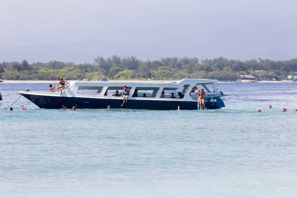 Gili Trawangan Indonézia 2017 Június Turisták Úszás Búvárkodás Egy Turistahajóról — Stock Fotó