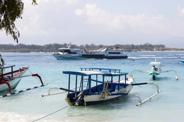 Gili Trawangan Indonezja Czerwca 2017 Prom Przynoszący Turystów Wyspę Istnieją — Zdjęcie stockowe