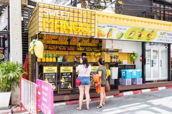 Bangkok Thailand Juni 2017 Tjejer Serveras Mangojuice Ett Stall Patong — Stockfoto