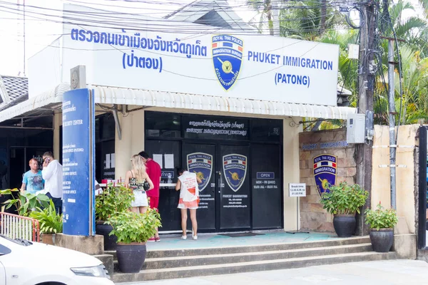 泰国曼谷 2017年6月19日 普吉岛移民局帕东分局 许多游客申请签证延期 免版税图库图片