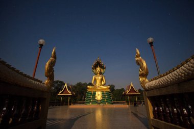 Ay ışığı ve yıldız altında büyük Buda