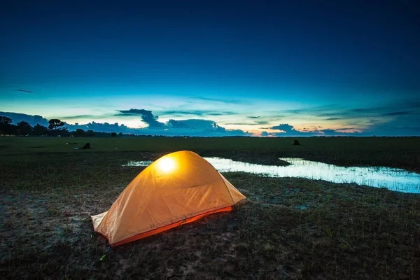 Orange tent under starlight — стоковое фото