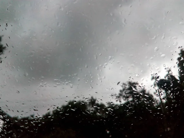 Regn på glas under grå grumlig — Stockfoto